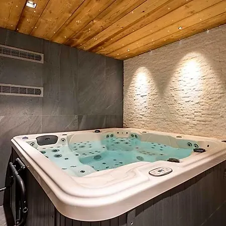 Téléporté Jacuzzi Hammam Cheminée 14 Personnes Max Bed and breakfast